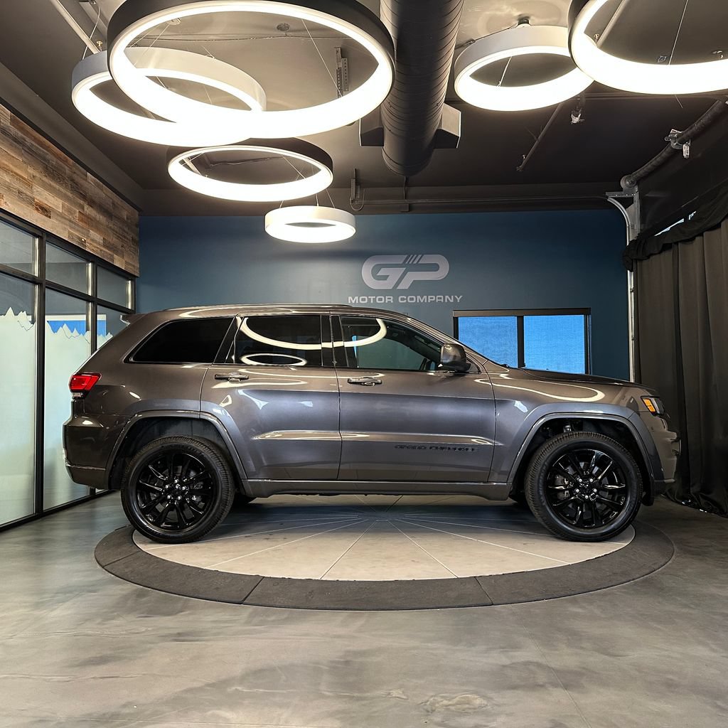 Used 2021 Jeep Grand Cherokee Laredo X AWD/4WD image 2