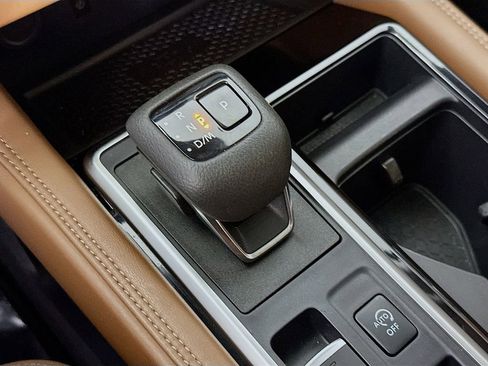 Used 2024 Nissan Pathfinder Platinum image 35