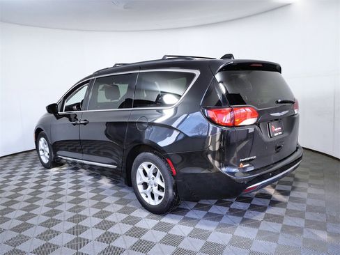 Used 2017 Chrysler Pacifica Touring-L w/ Tire & Wheel Group image 6