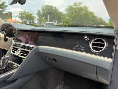 Used 2025 Bentley Flying Spur Plug-In Hybrid AWD/4WD image 17