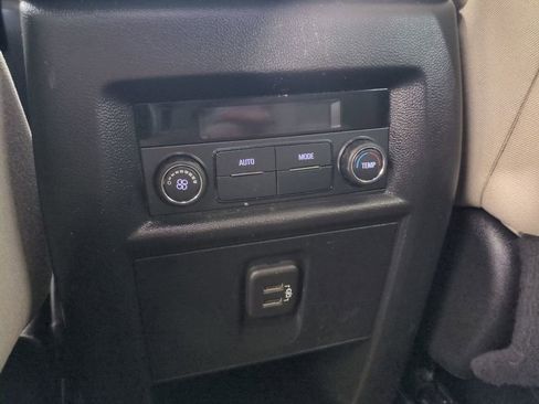 Used 2022 Chevrolet Traverse LS FWD image 17