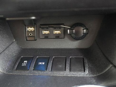 Used 2019 Toyota Highlander SE FWD image 18