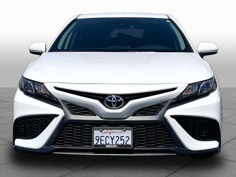 Used 2021 Toyota Camry SE image 3