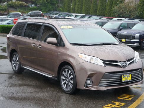 Used 2019 Toyota Sienna XLE AWD/4WD image 3