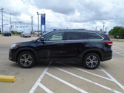 Used 2019 Toyota Highlander LE image 4