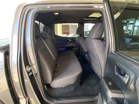 Used 2017 Toyota Tacoma TRD Off-Road w/ Premium & Technology Package AWD/4WD image 36