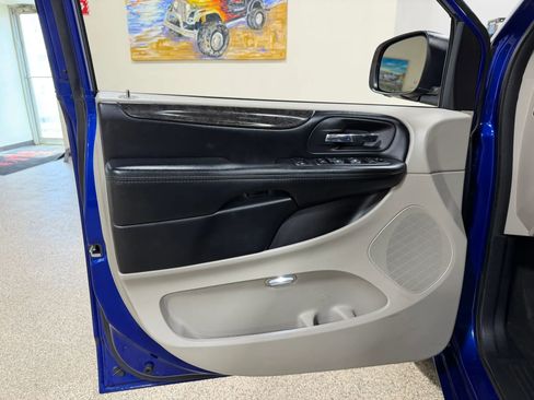 Used 2019 Dodge Grand Caravan SE FWD image 14
