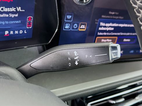 Used 2025 Chevrolet Traverse LT image 25