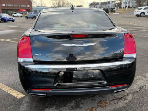 Used 2018 Chrysler 300 Touring L image 5