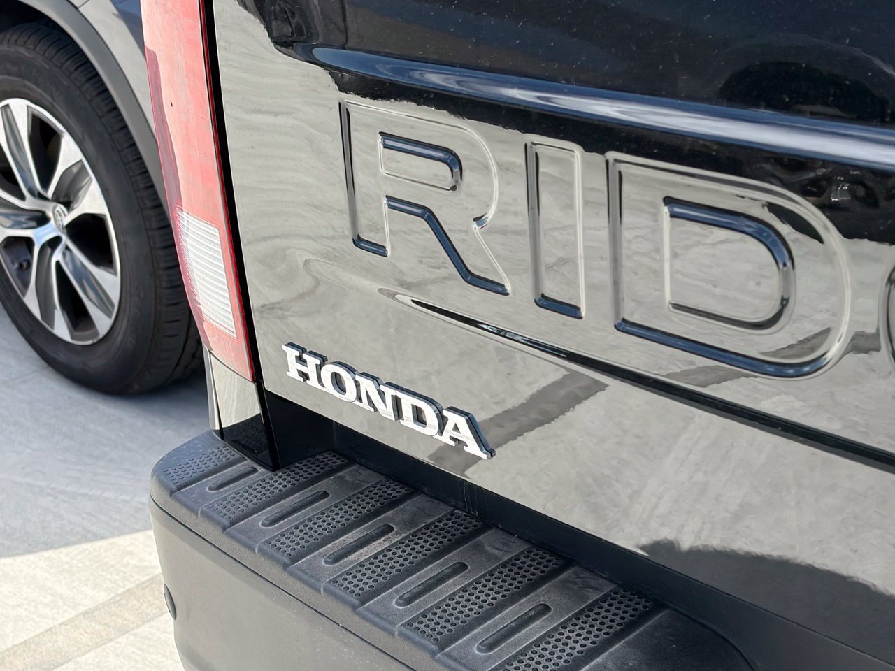 Used 2025 Honda Ridgeline Black Edition image 5