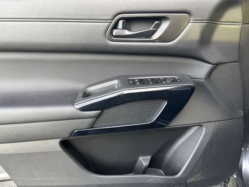 Used 2025 Nissan Pathfinder SV image 18