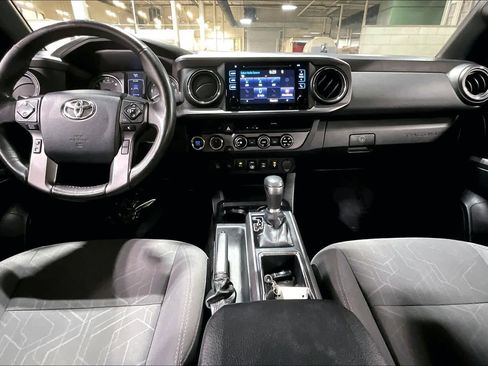 Used 2018 Toyota Tacoma TRD Sport w/ Technology Package image 15