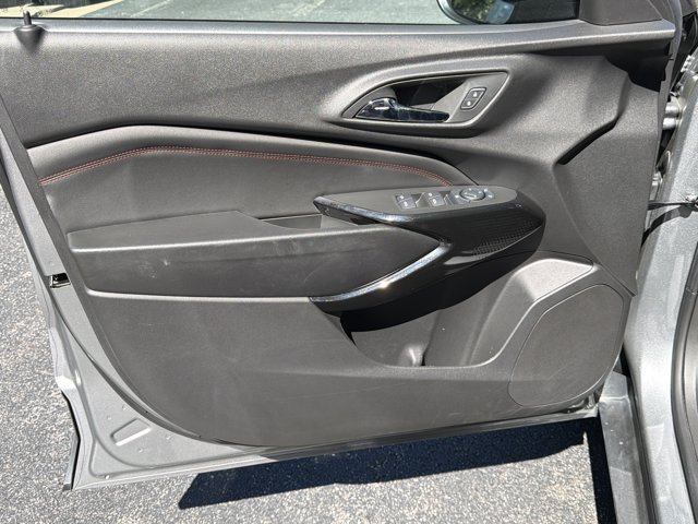 Used 2025 Chevrolet Trax RS w/ Sunroof Package FWD image 10