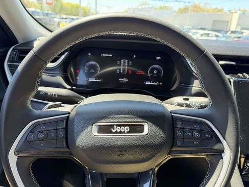 Used 2023 Jeep Grand Cherokee Laredo AWD/4WD image 36