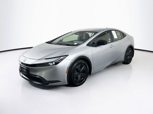 Used 2025 Toyota Prius LE FWD image 3