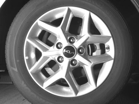 Used 2025 Kia Soul LX w/ LX Technology Package FWD image 13