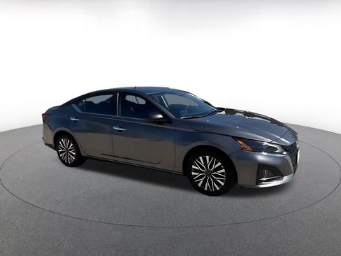 Used 2025 Nissan Altima 2.5 SV FWD image 2