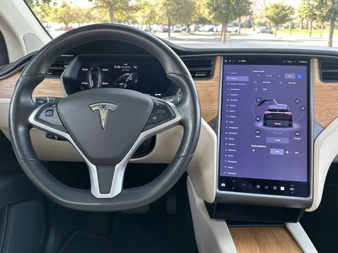 Used 2019 Tesla Model X Standard Range image 18