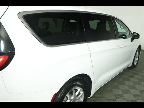 Used 2023 Chrysler Pacifica Touring-L FWD image 18