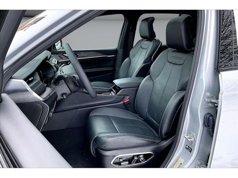 Certified 2025 Jeep Grand Cherokee Overland w/ Luxury Tech Group IV image 22