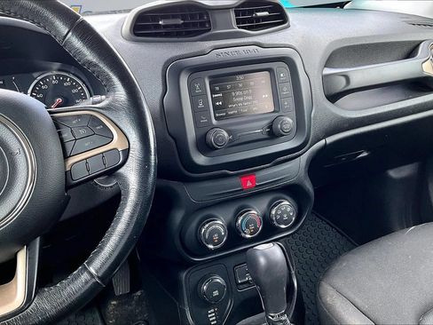 Used 2017 Jeep Renegade Latitude AWD/4WD image 9