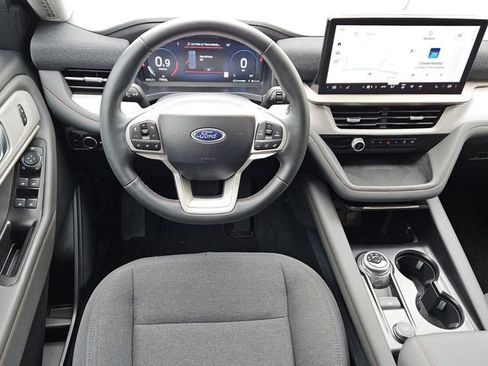 Used 2025 Ford Explorer Active AWD/4WD image 6