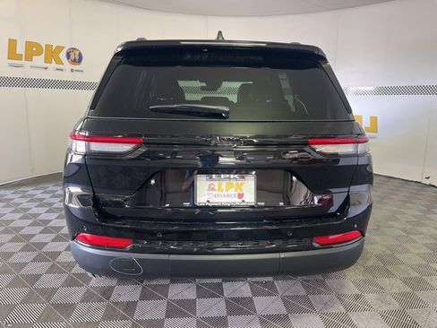 New 2025 Jeep Grand Cherokee Altitude image 6