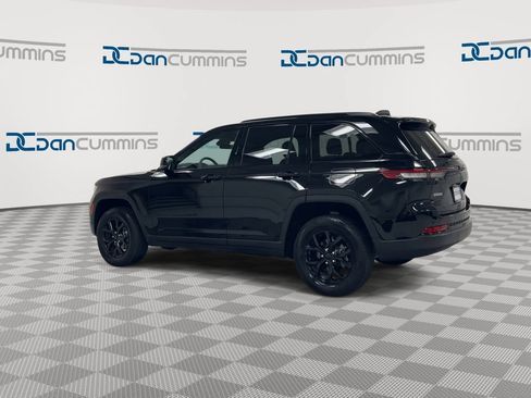 Used 2025 Jeep Grand Cherokee Altitude AWD/4WD image 6