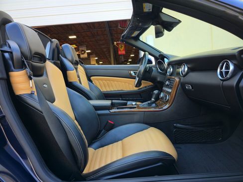 Used 2015 Mercedes-Benz SLK 250 image 26
