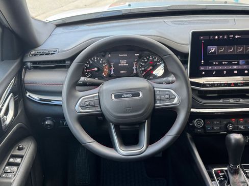 Used 2025 Jeep Compass Trailhawk image 27