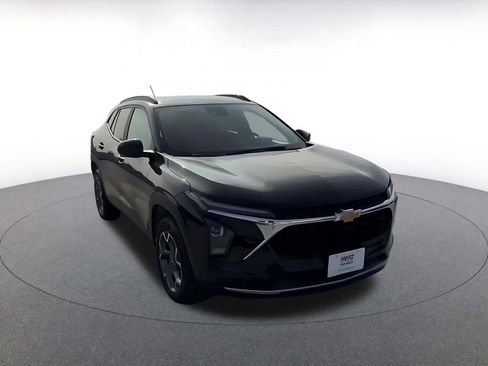 Used 2025 Chevrolet Trax LT image 2