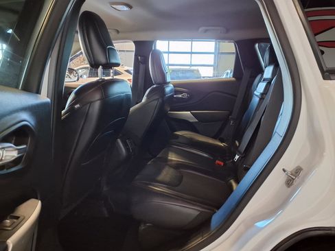 Used 2017 Jeep Cherokee Trailhawk w/ Cold Weather Group image 13