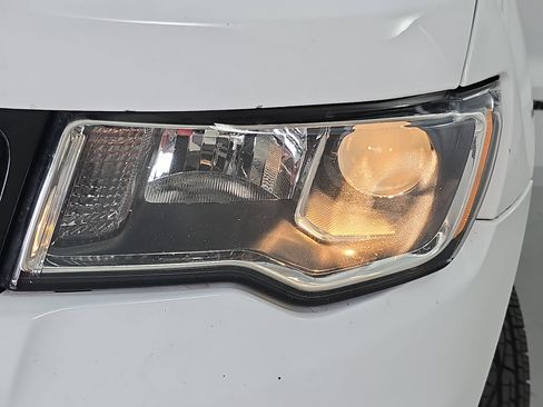 Used 2019 Jeep Grand Cherokee Limited AWD/4WD image 32
