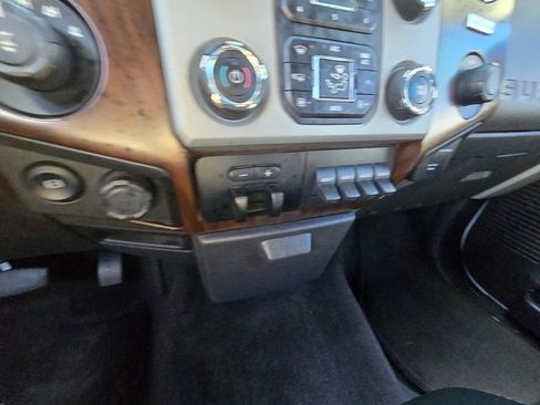 Used 2015 Ford F250 Lariat w/ Lariat Interior Package image 14