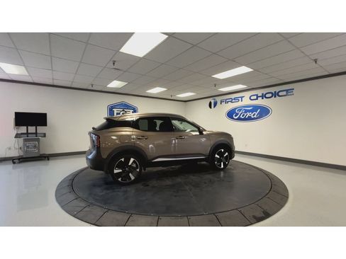 Used 2025 Nissan Kicks SR w/ SR Premium Package AWD/4WD image 2