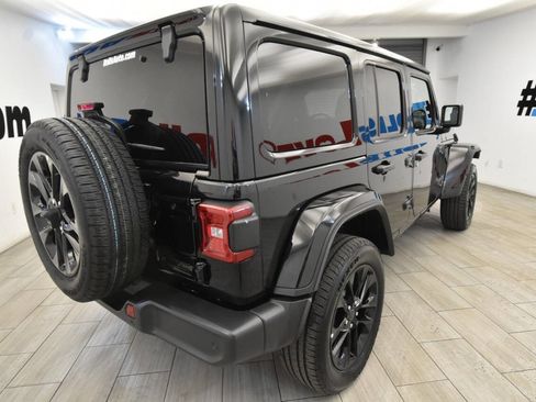 Used 2025 Jeep Wrangler Unlimited Sahara w/ Safety Group image 5