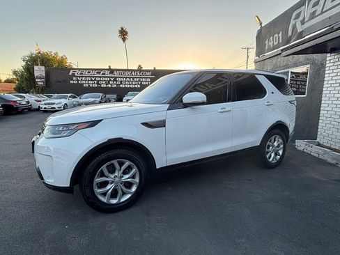 Used 2017 Land Rover Discovery SE image 13