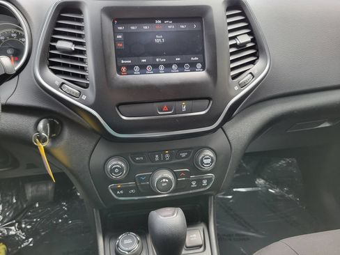 Used 2021 Jeep Cherokee Latitude AWD/4WD image 34