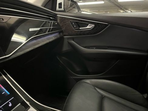 Used 2023 Audi Q8 Premium image 28