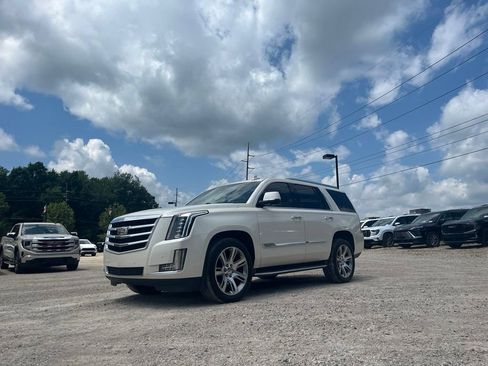 Used 2015 Cadillac Escalade Luxury AWD/4WD image 2