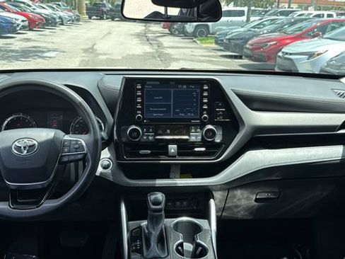 Used 2021 Toyota Highlander L FWD image 13