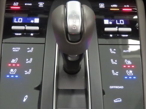 Certified 2024 Porsche Macan AWD/4WD image 28