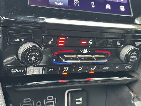 Used 2023 Jeep Grand Cherokee Altitude image 23