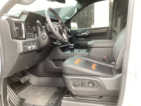 Used 2025 GMC Sierra 1500 AT4 w/ AT4 Premium Package AWD/4WD image 9