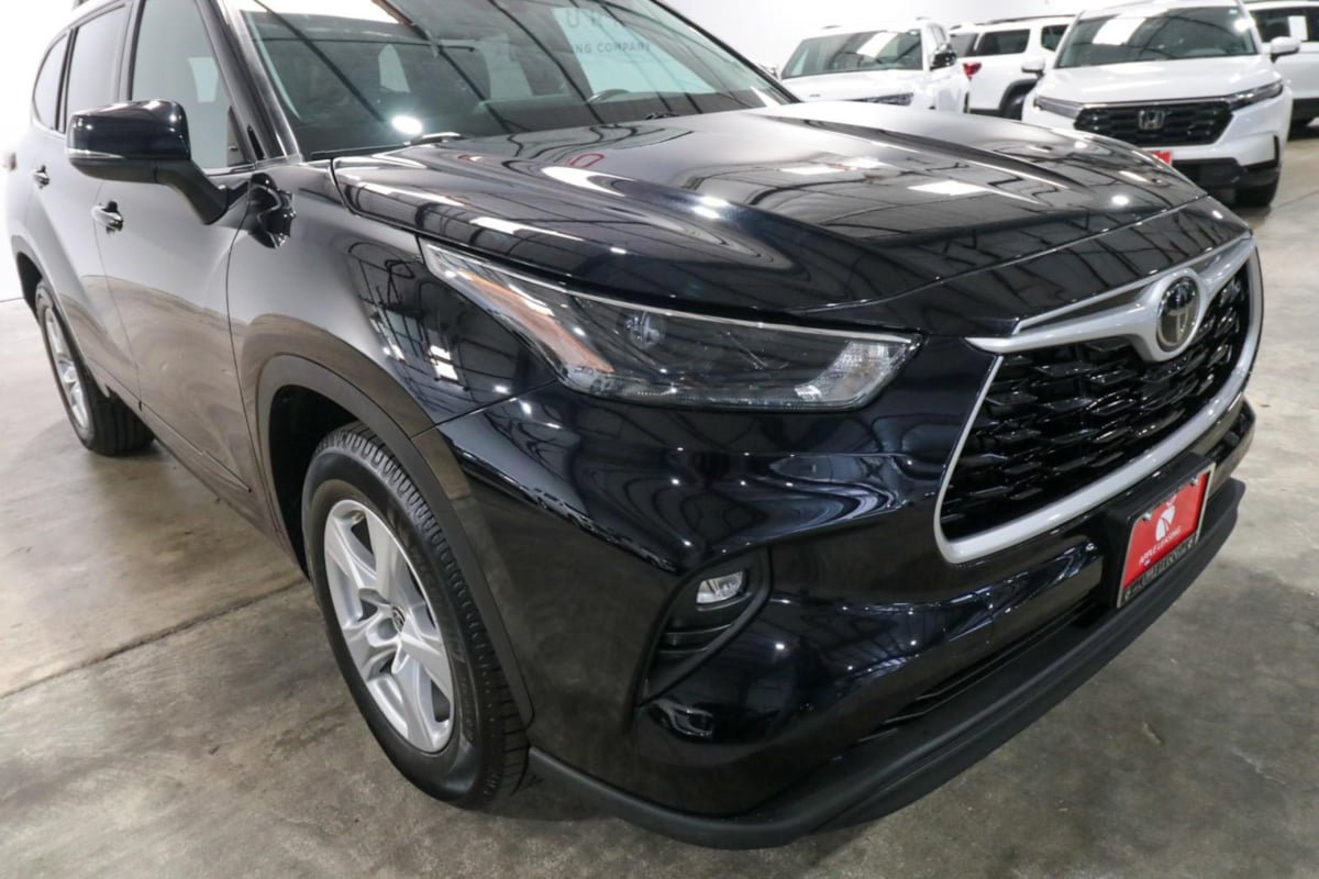 Used 2022 Toyota Highlander LE FWD image 35