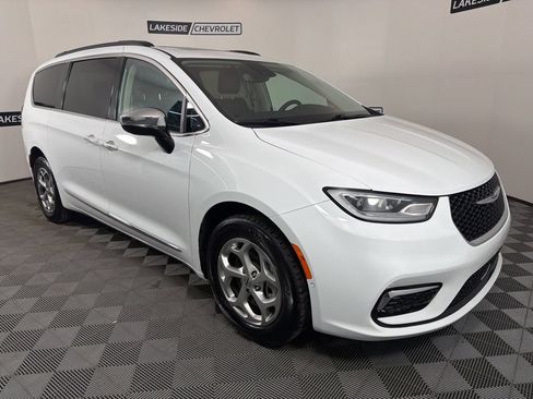 Used 2023 Chrysler Pacifica Limited w/ Trailer Tow Group AWD/4WD image 7