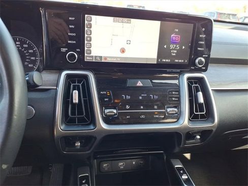 Used 2022 Kia Sorento EX image 16