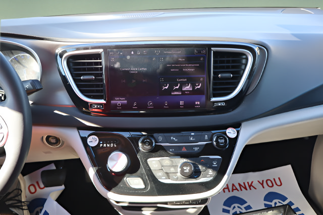 Used 2023 Chrysler Pacifica Touring-L FWD image 31