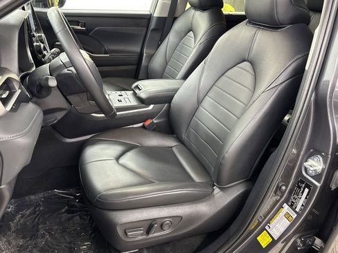 Used 2024 Toyota Highlander XLE image 17