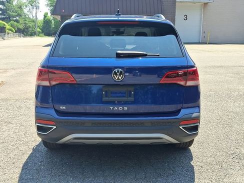 Certified 2024 Volkswagen Taos SE image 9
